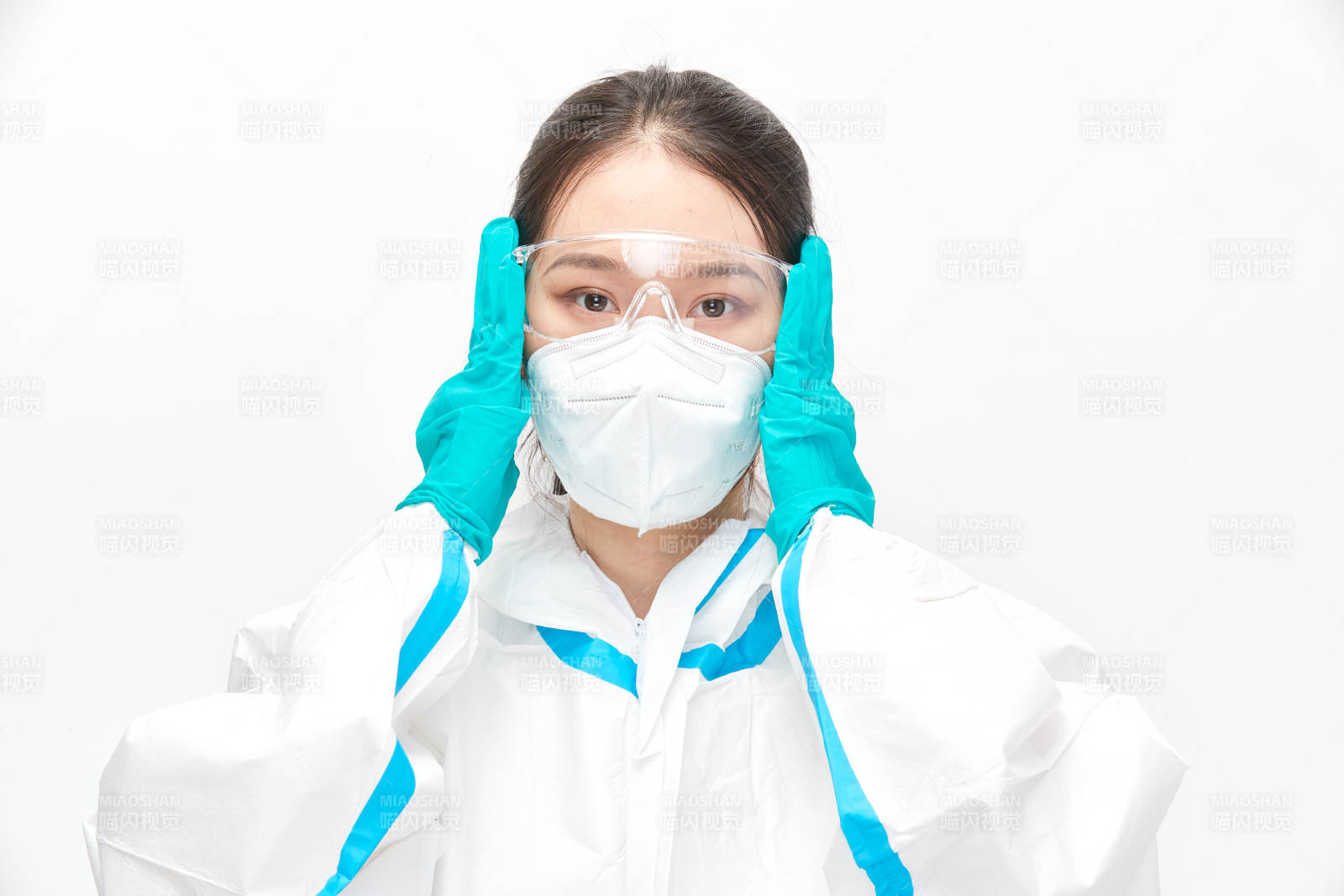 穿白色防护服佩戴护目镜口罩的女性医疗人员图片
