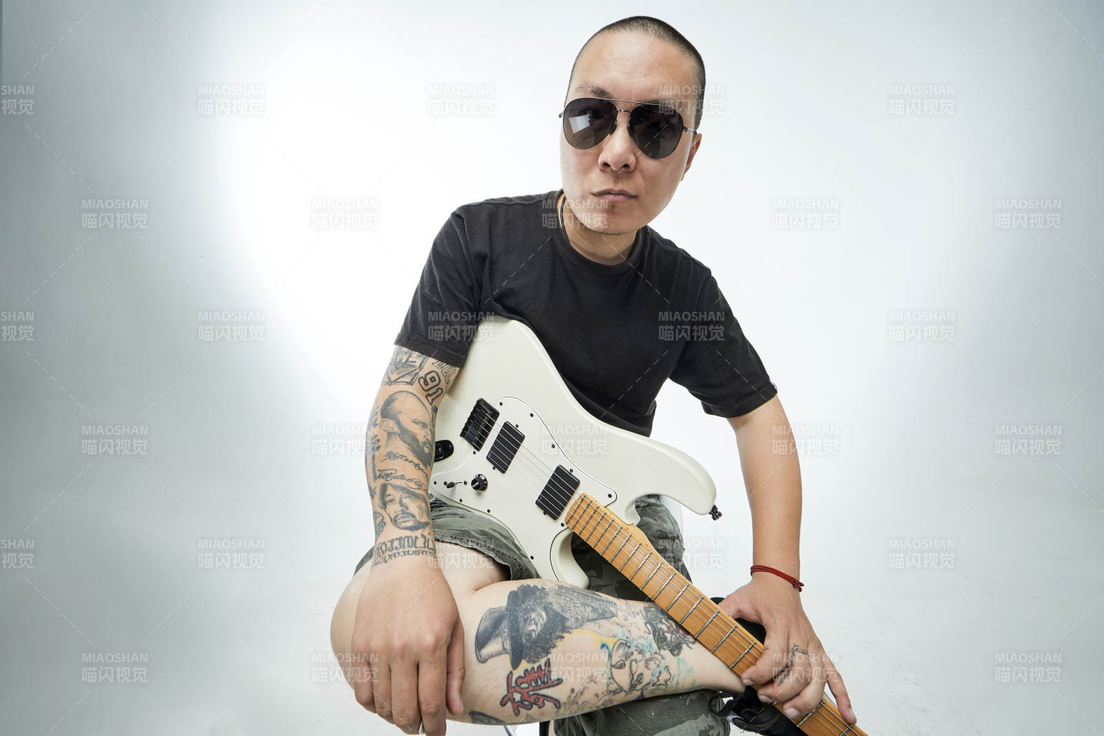 手持电吉他展示演奏的亚洲男性摇滚乐手人像图片