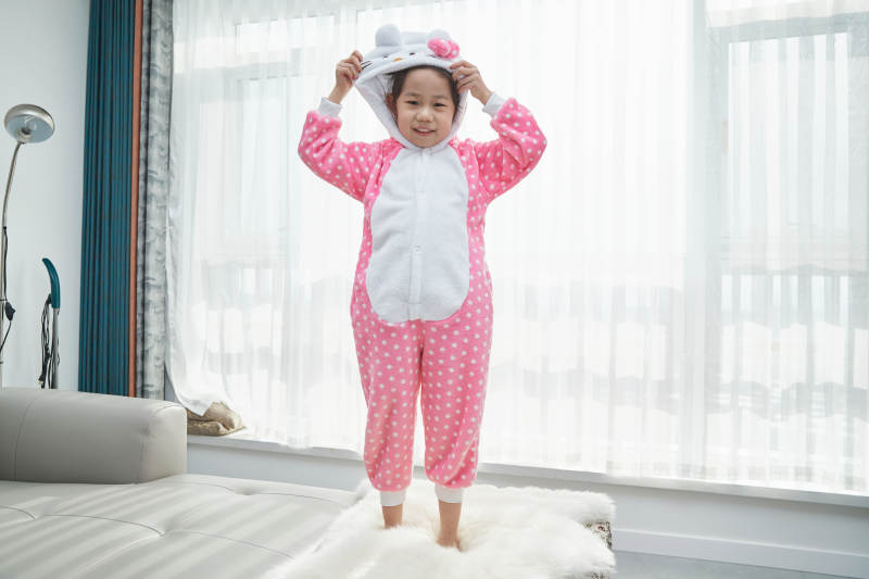 在家玩耍的亚洲小女孩图片