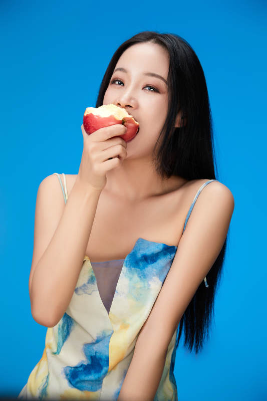 吃水果的亚洲东方长发少女图片