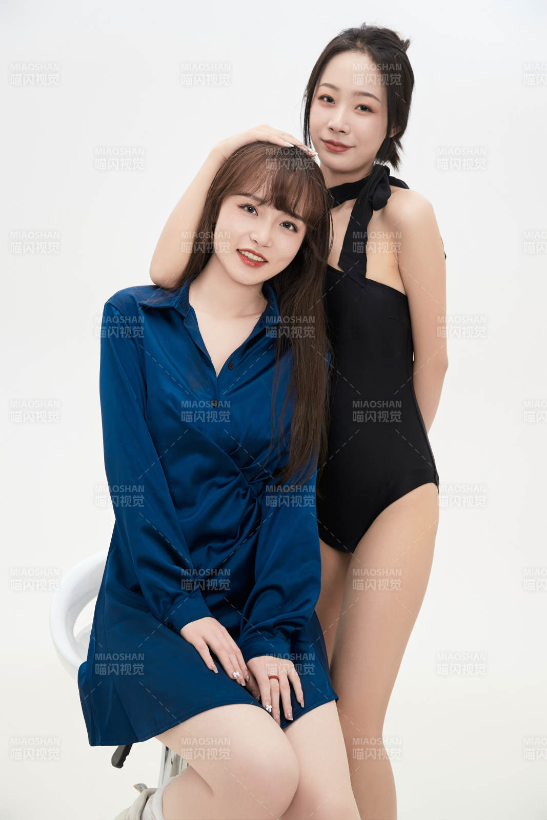 亲密无间的可爱的亚洲美女闺蜜图片