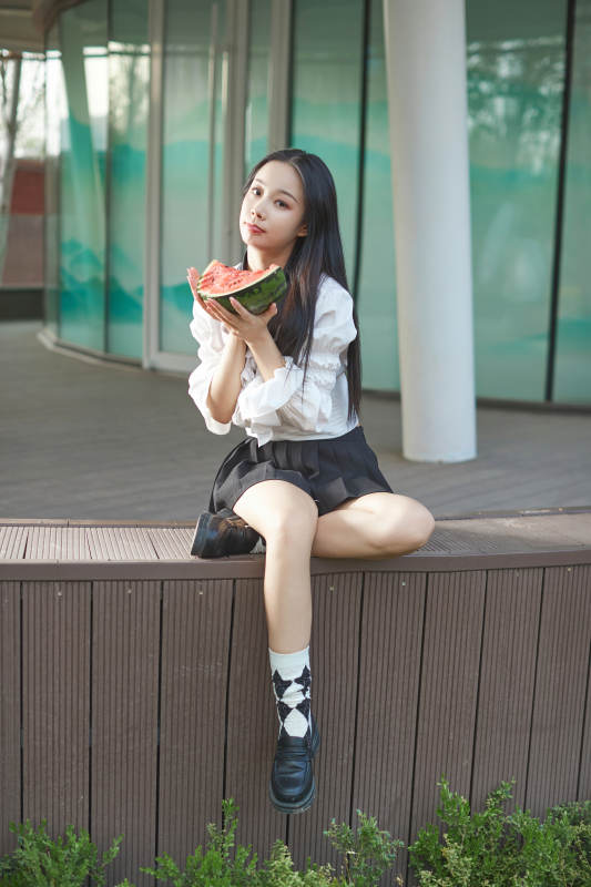 初夏户外公园吃西瓜的可爱少女图片