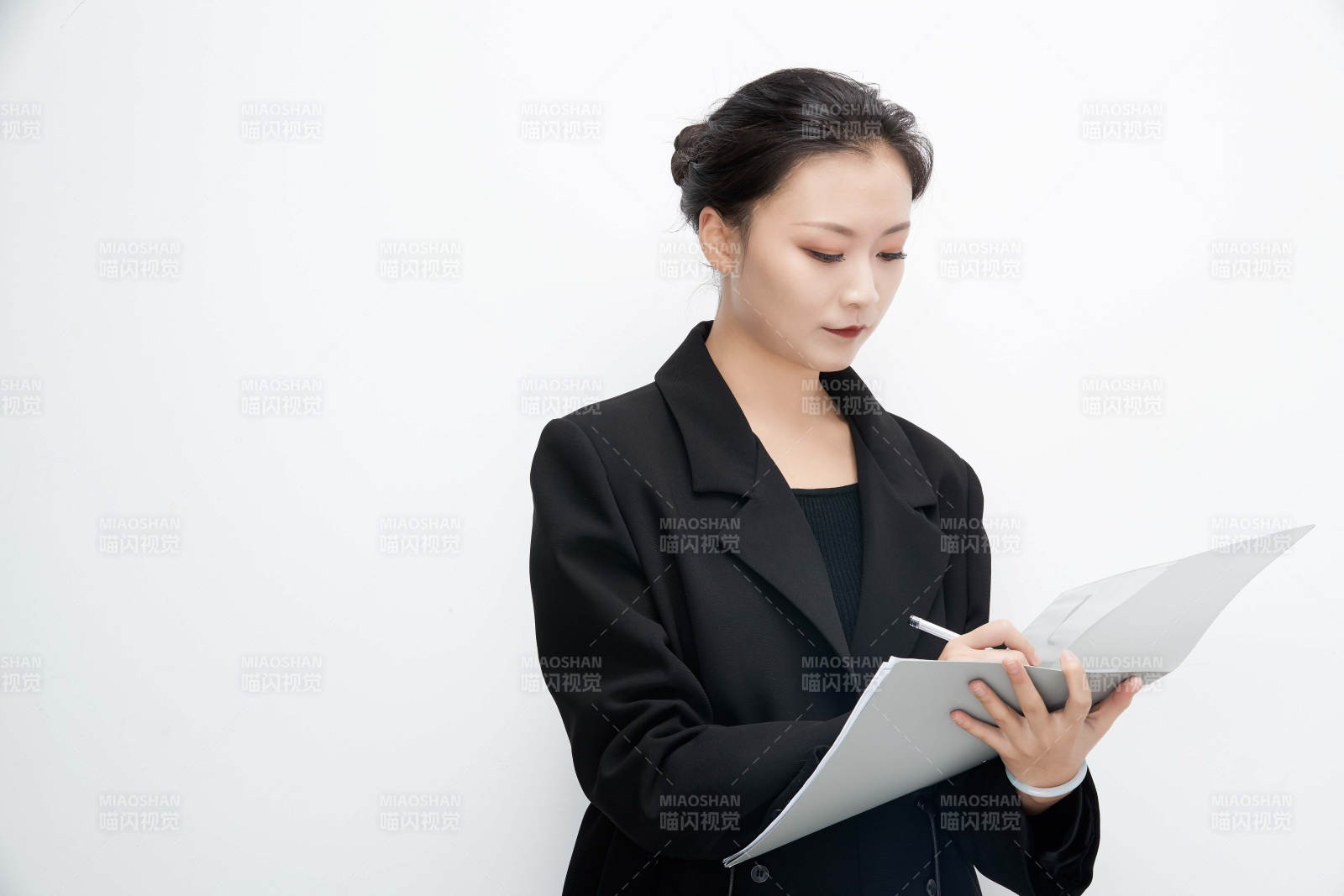 白色背景下拿着文件夹的美丽商务女士图片