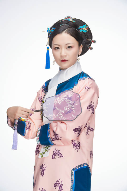 白色背景下的清代女性古装造型清朝古装图片