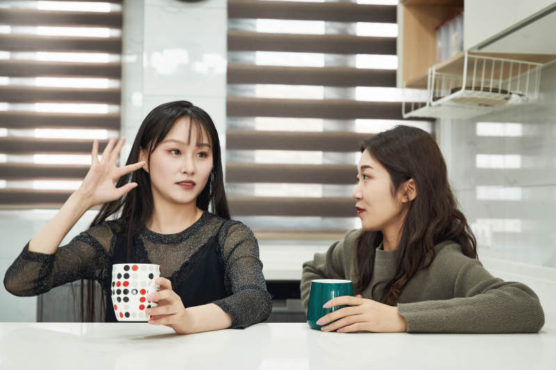 在餐厅喝咖啡闲聊的亚洲闺蜜图片