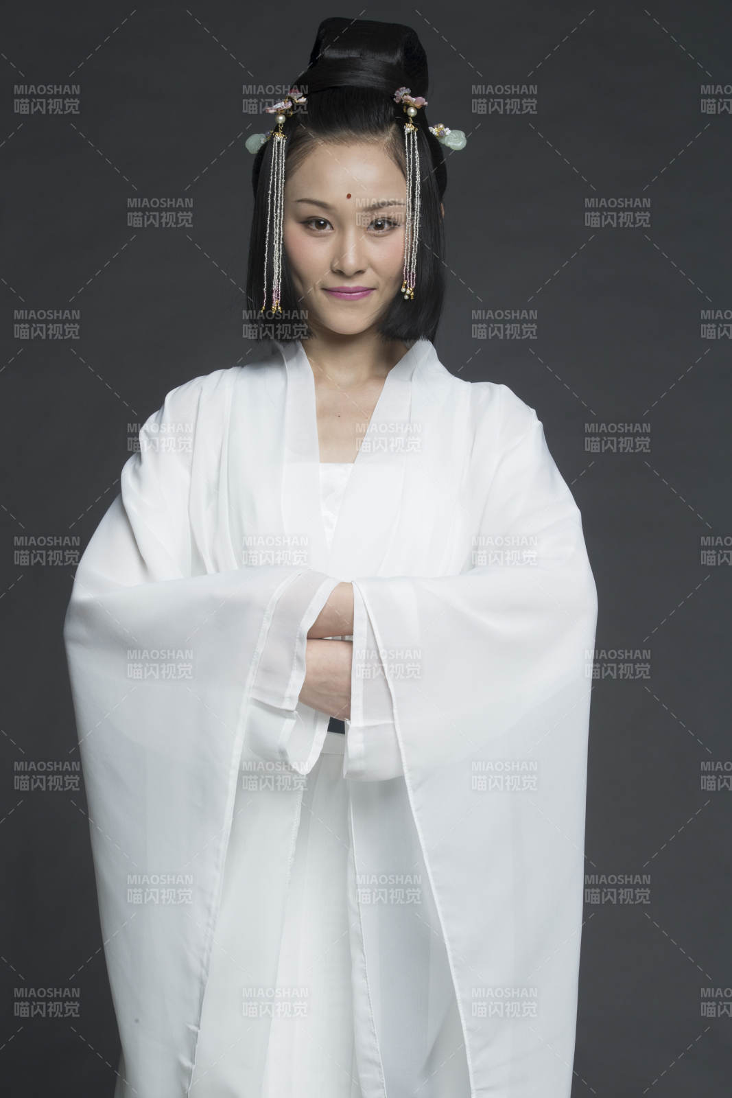 身穿古装的汉服女性人像汉服影棚拍摄图片