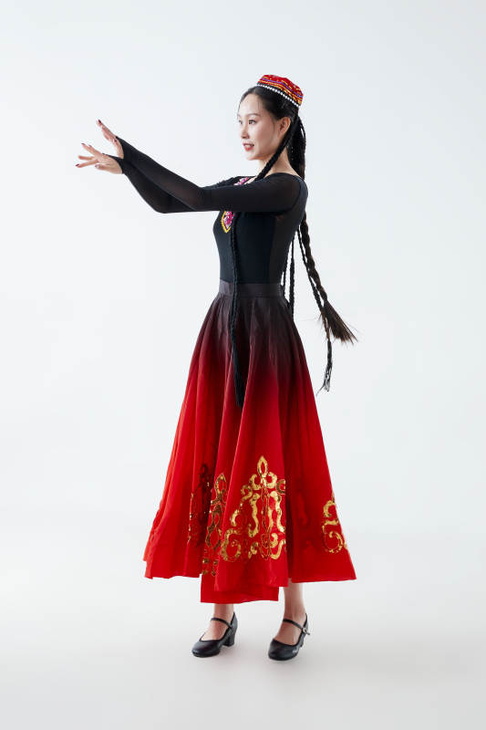 穿着新疆维吾尔族服饰跳舞的少女图片