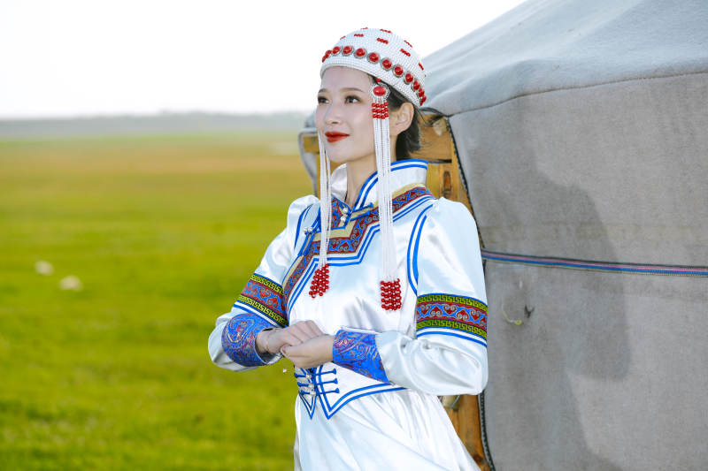 草原上穿着蒙古族传统服饰的亚洲年轻美少女图片