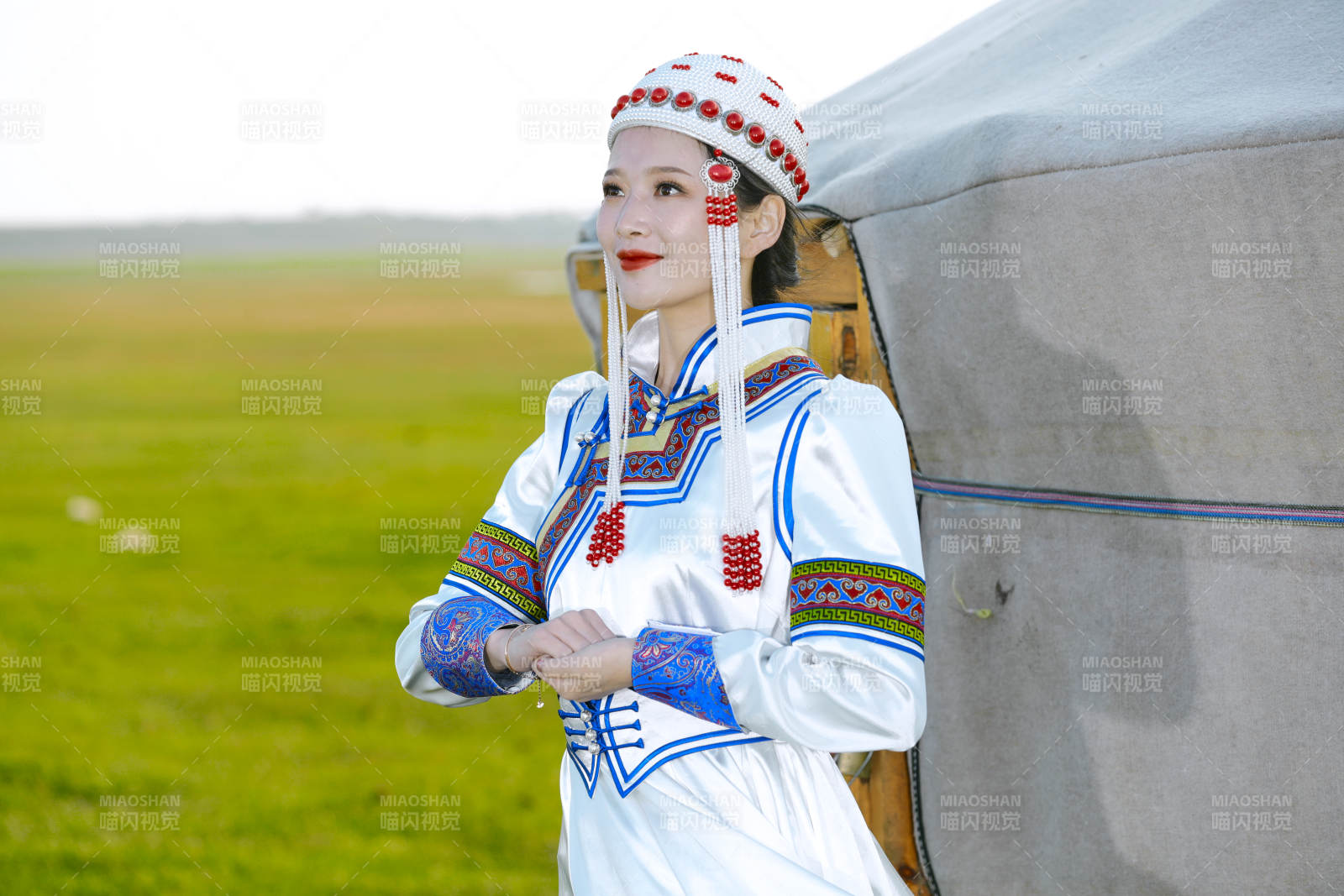 草原上穿着蒙古族传统服饰的亚洲年轻美少女图片