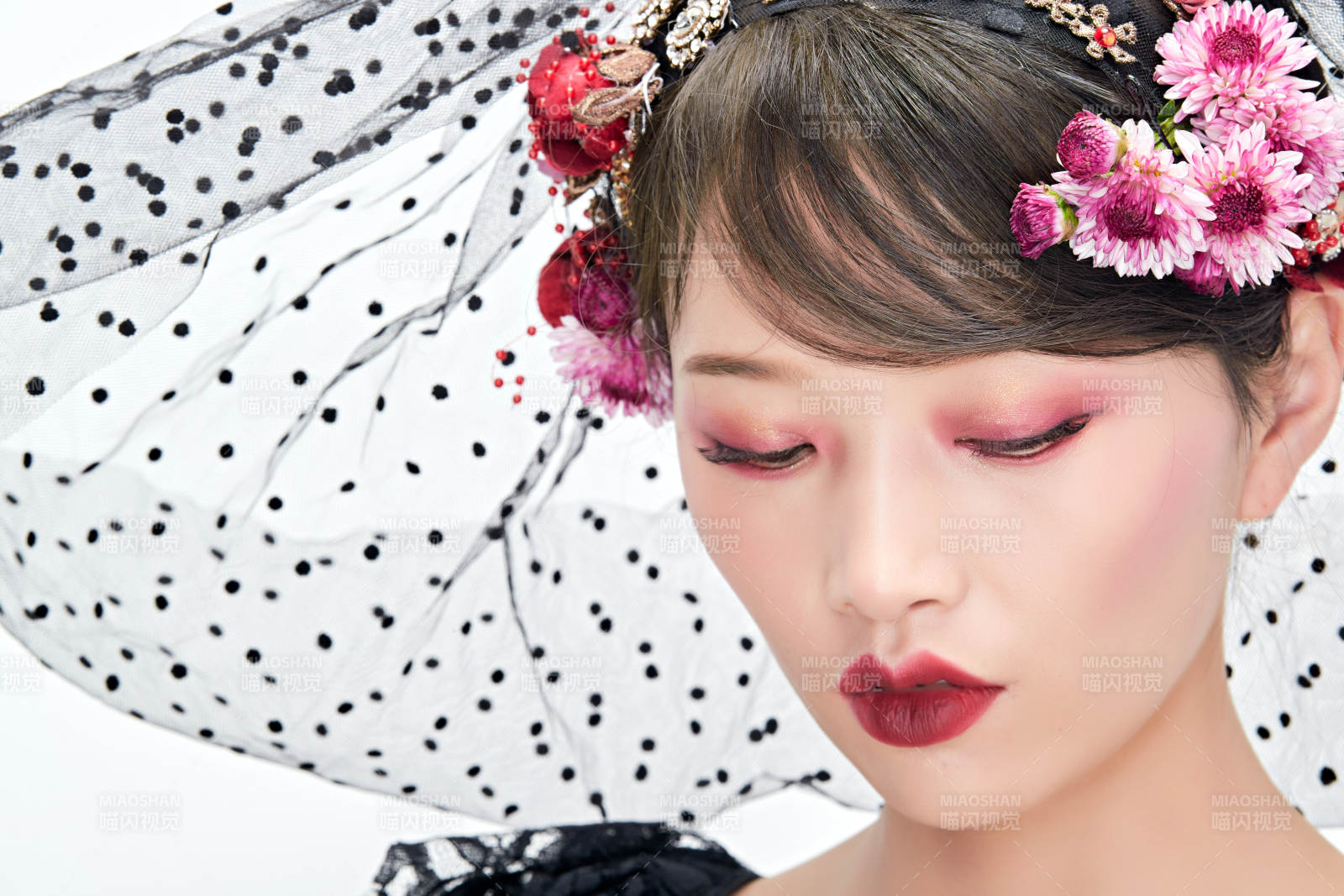 白色背景下的新娘彩妆美女人像图片