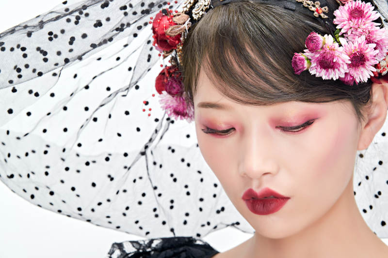 白色背景下的新娘彩妆美女人像图片