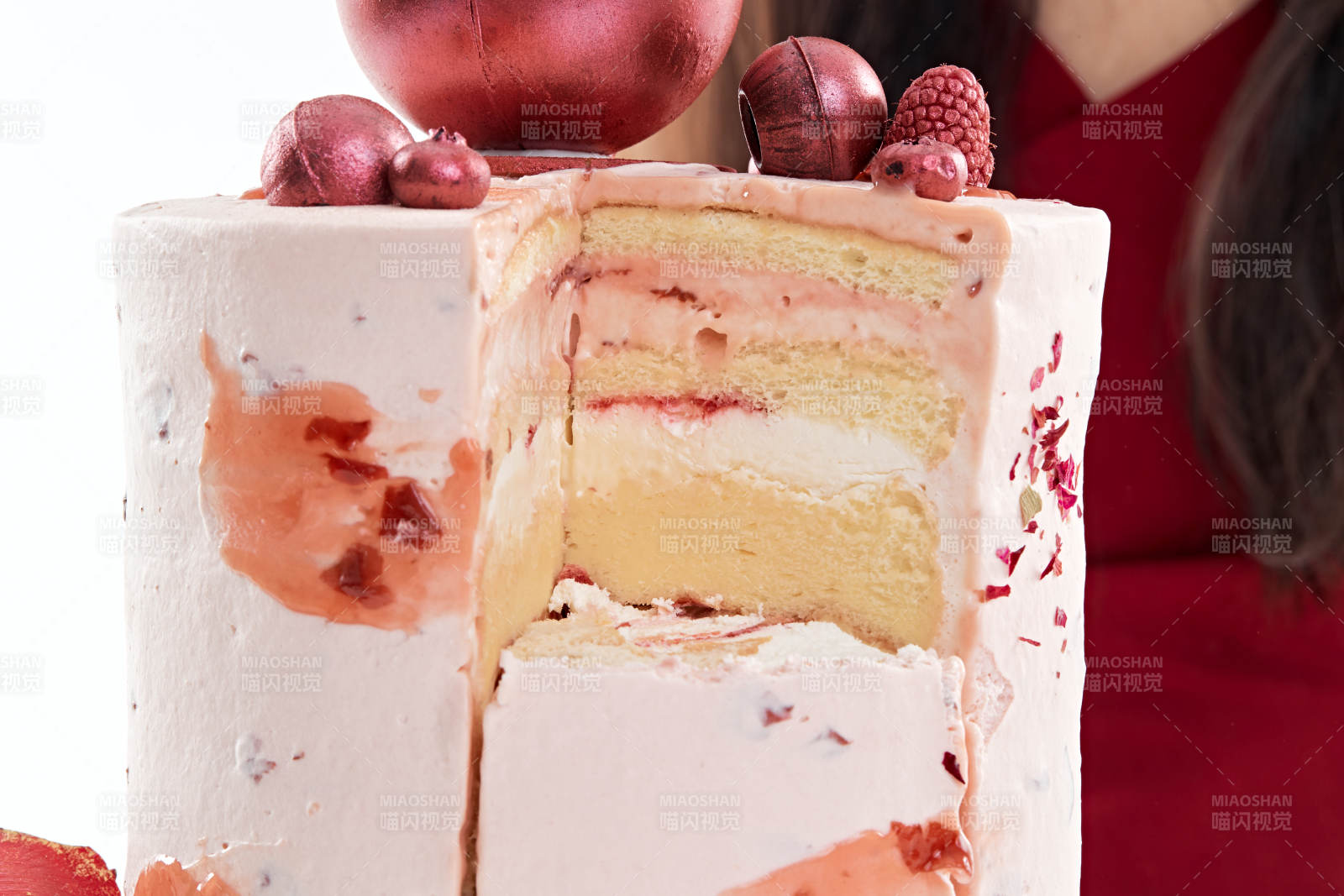 喝红酒品尝蛋糕的年轻女性图片