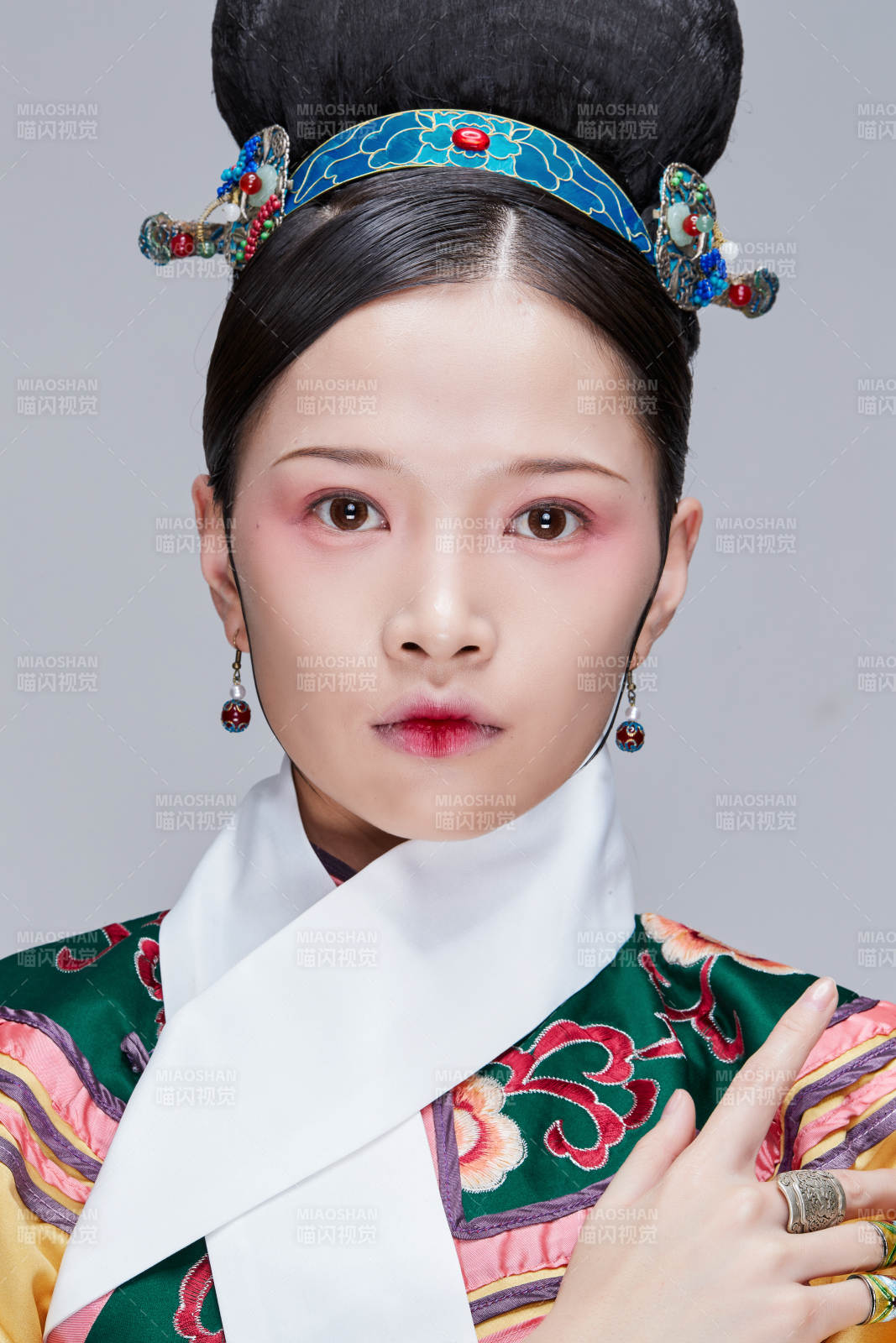 白色背景下的清代女性古装造型清朝古装图片