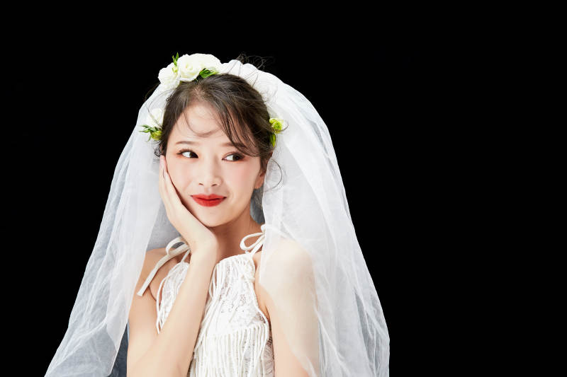 黑色背景下的美妆新娘彩妆人像图片