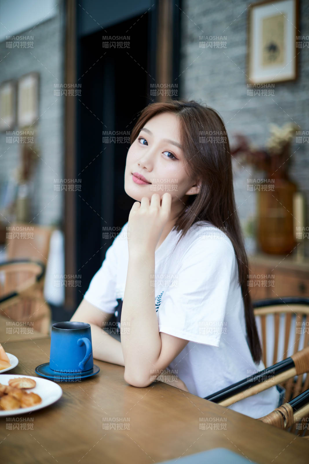 坐在咖啡图书馆吃东西的可爱少女图片