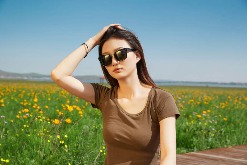 盛夏在草原湿地公园游玩的姑娘图片