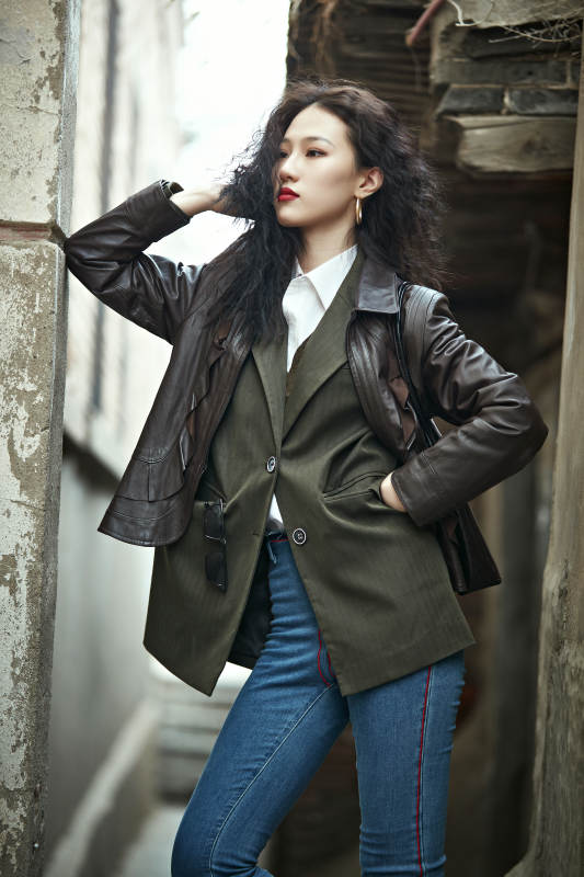 老旧城区里穿着复古港风的美丽清纯少女图片