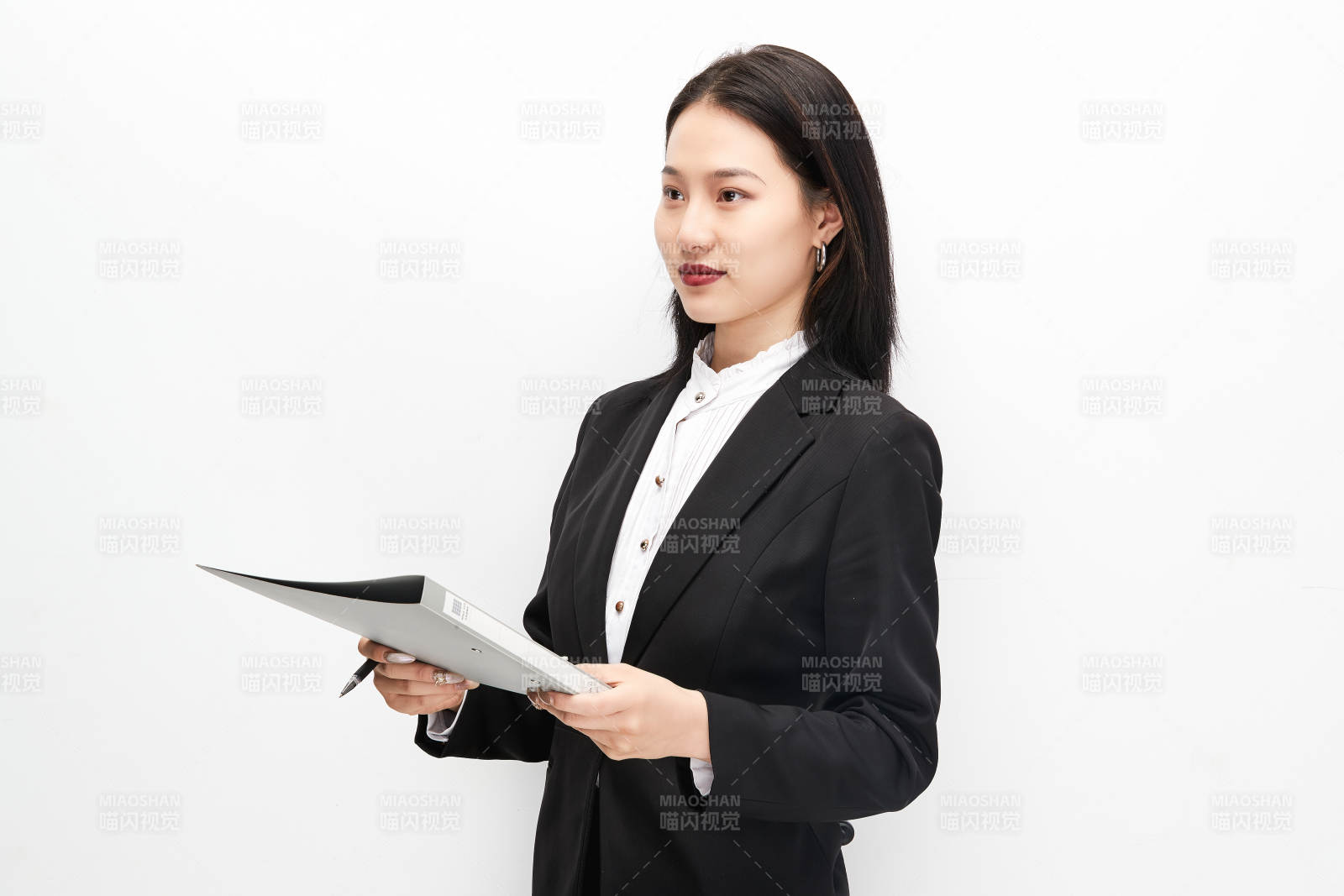 身穿西服拿着文件夹的美丽商务女士图片