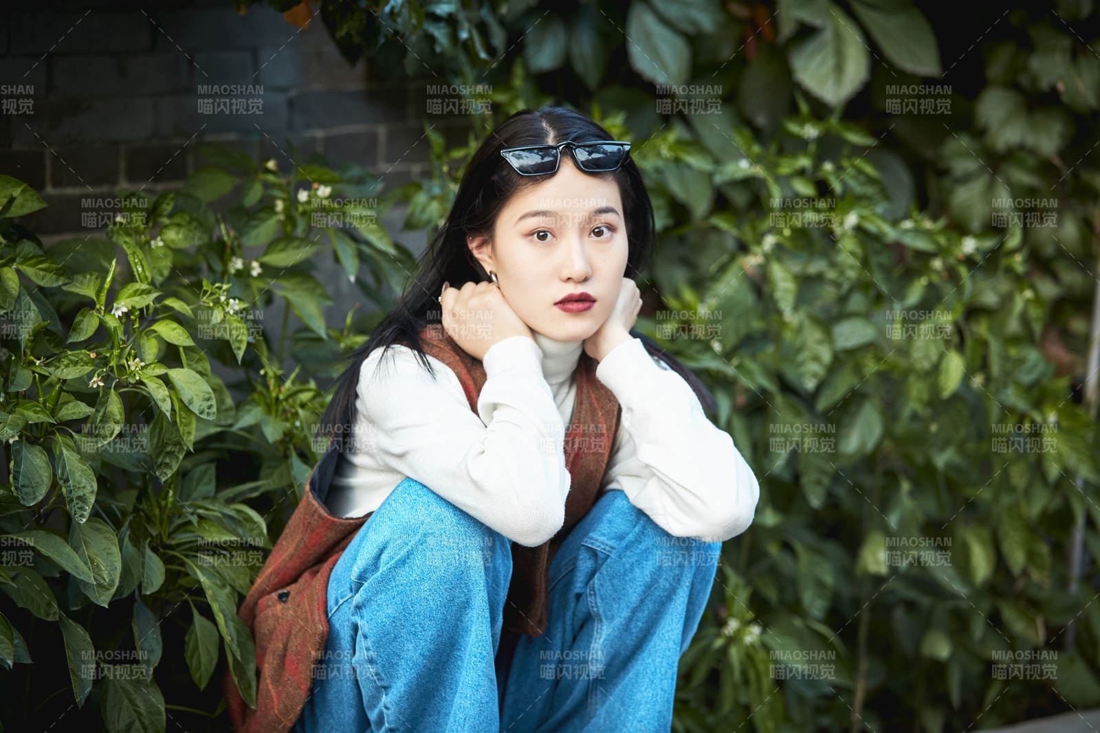 老旧城区里穿着复古港风的美丽清纯少女图片