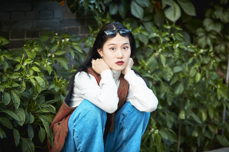 老旧城区里穿着复古港风的美丽清纯少女图片