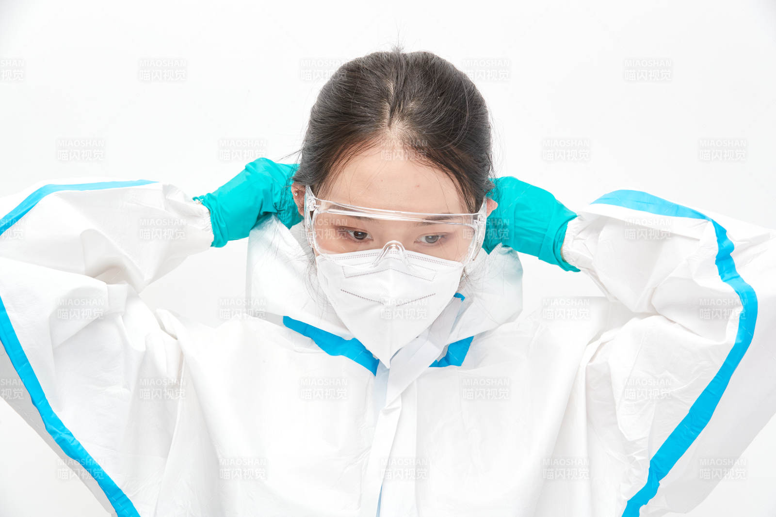 穿白色防护服佩戴护目镜口罩的女性医疗人员图片