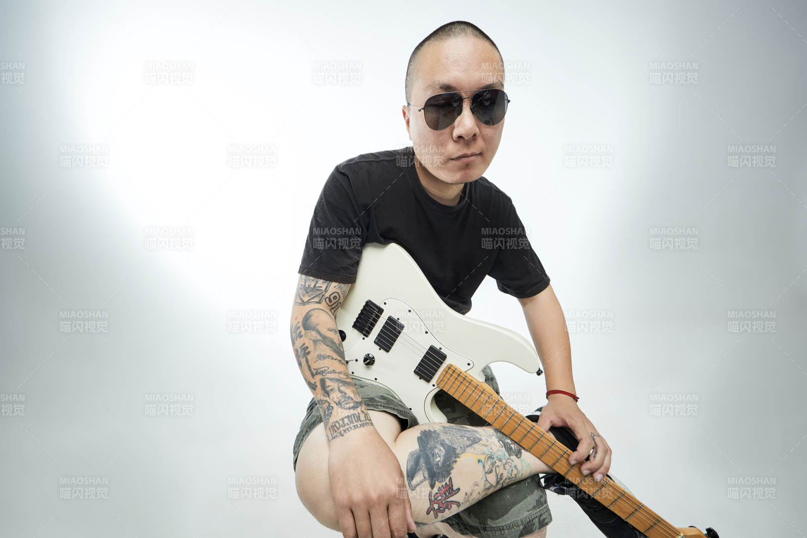 手持电吉他展示演奏的亚洲男性摇滚乐手人像图片