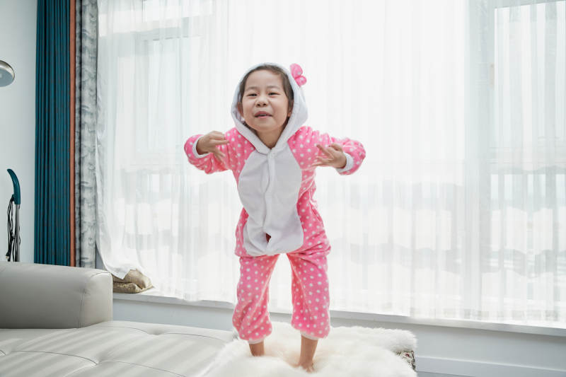 在家玩耍的亚洲小女孩图片
