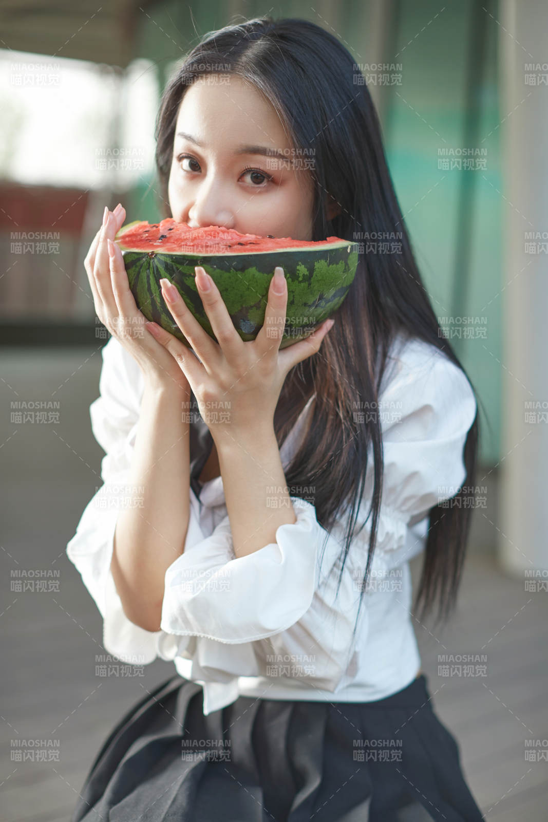 初夏户外公园吃西瓜的可爱少女图片