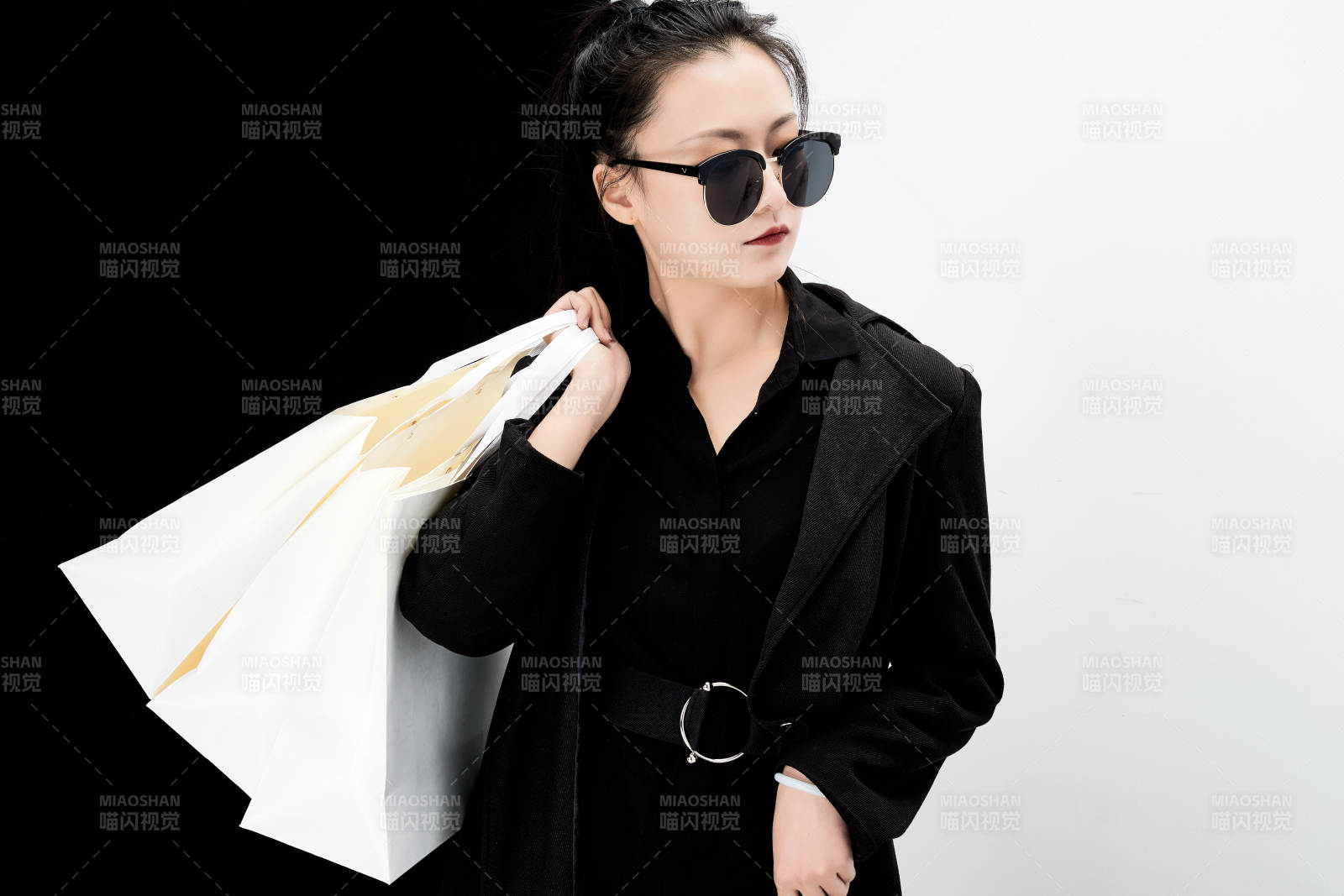 黑白色背景下的手提购物袋的时尚亚洲少女图片