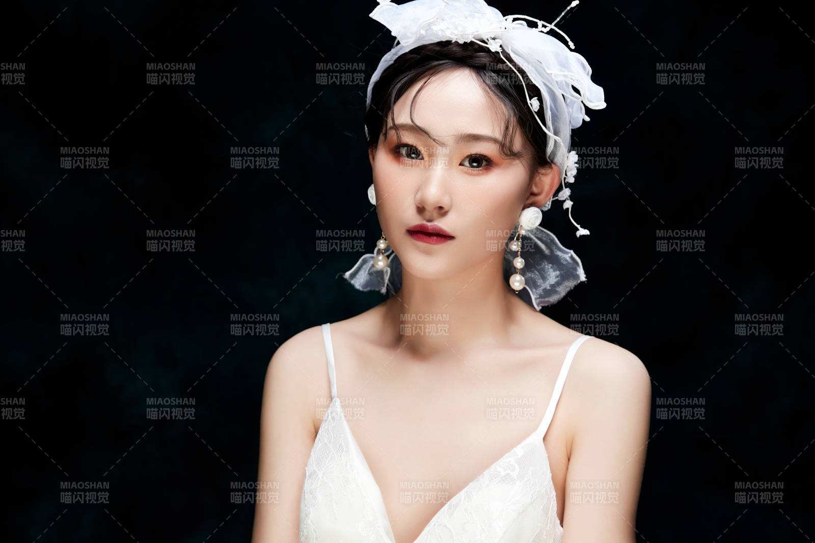 黑色背景下的女性复古婚纱妆面图片