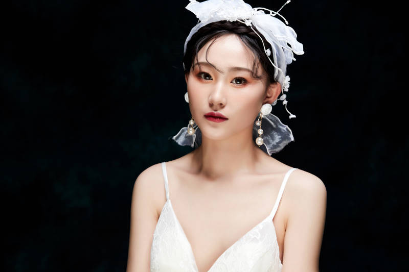 黑色背景下的女性复古婚纱妆面图片