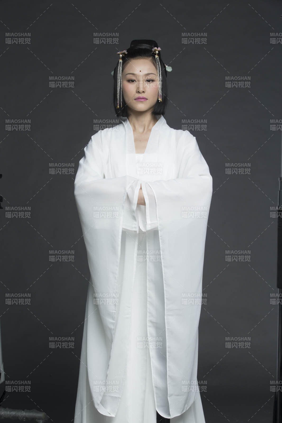 身穿古装的汉服女性人像汉服影棚拍摄图片