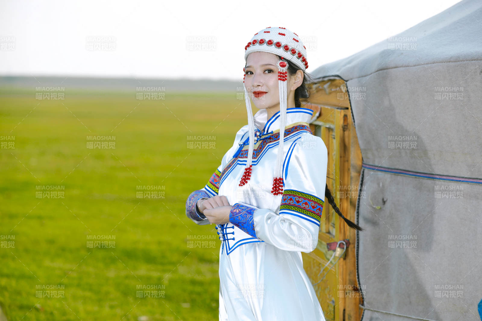 草原上穿着蒙古族传统服饰的亚洲年轻美少女图片
