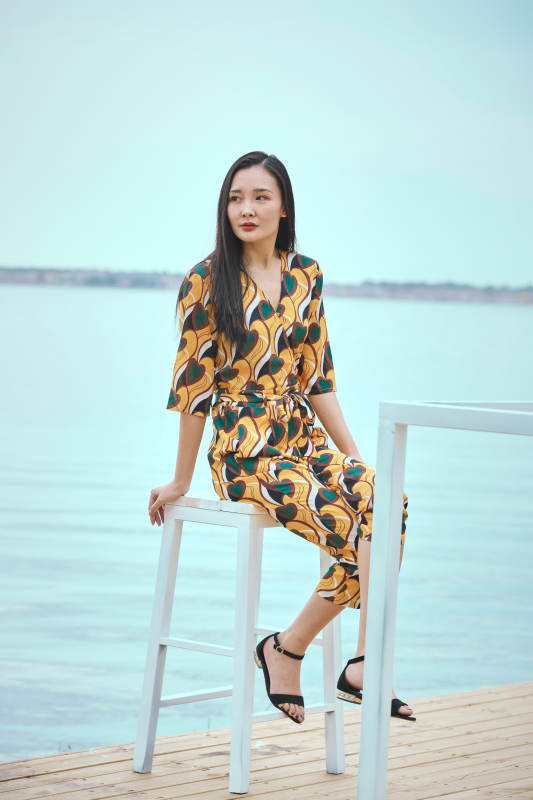 悠闲的坐在美丽湖岸码头的亚洲年轻女性人像图片