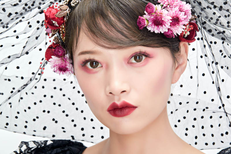 白色背景下的新娘彩妆美女人像图片