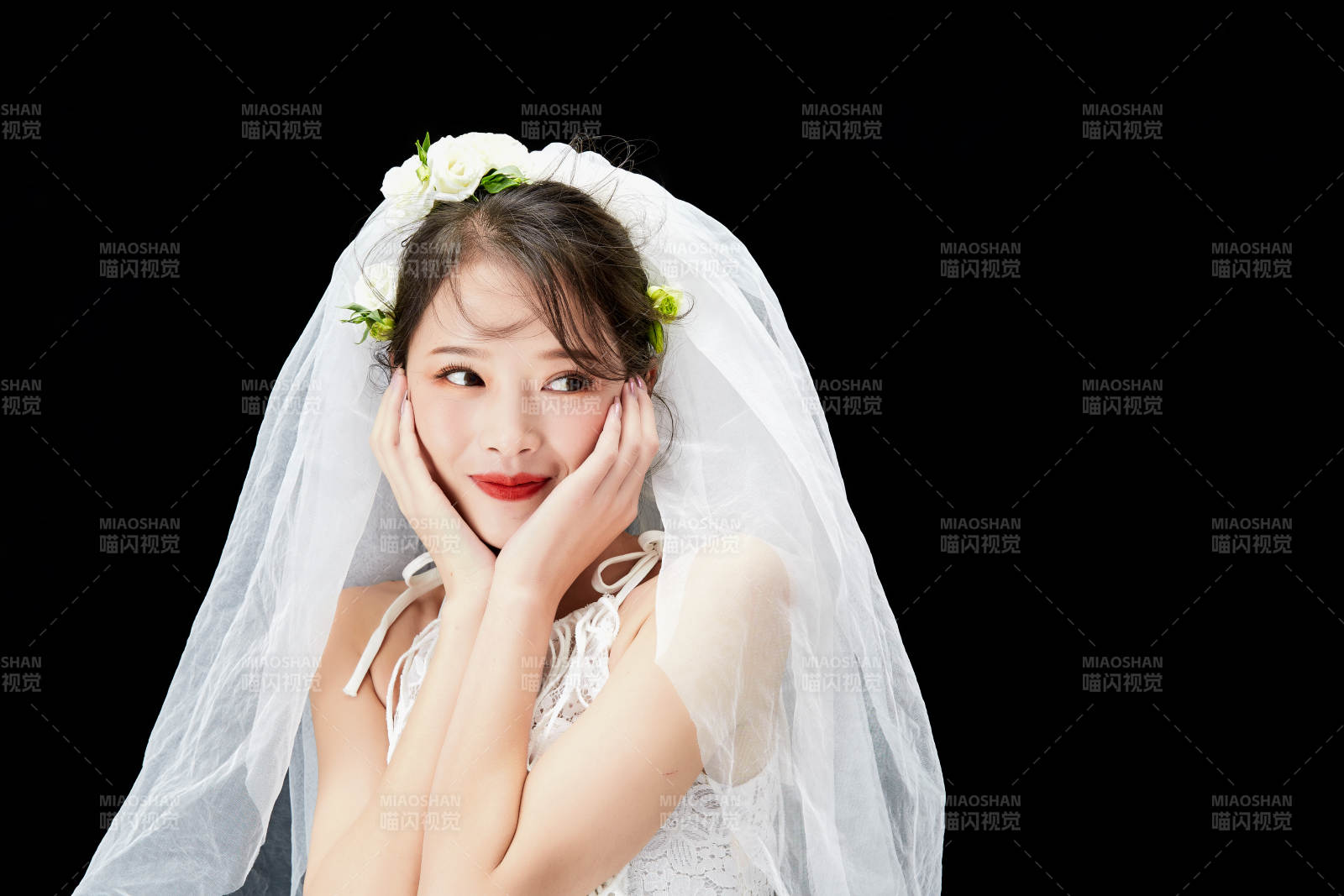 黑色背景下的美妆新娘彩妆人像图片