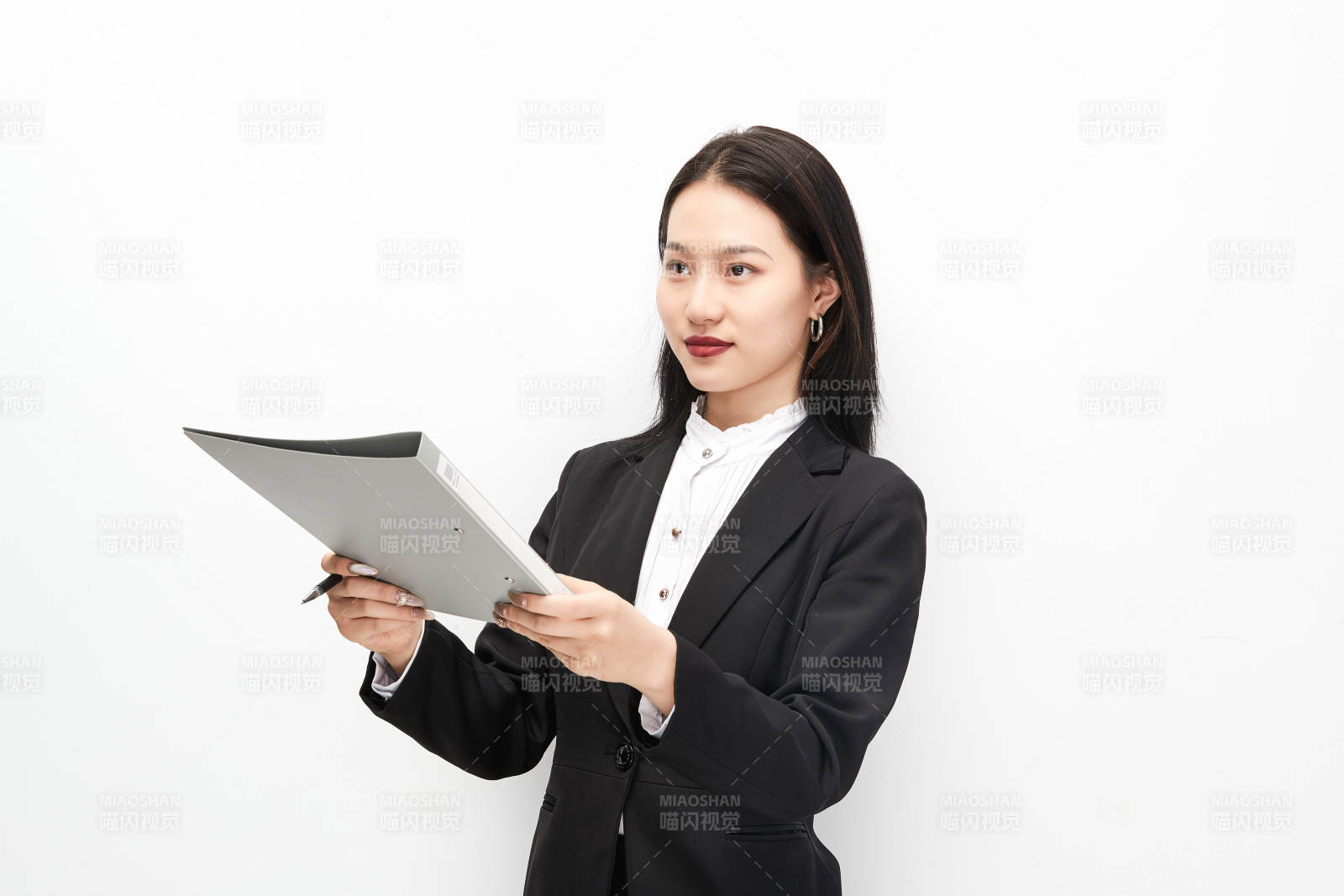 身穿西服拿着文件夹的美丽商务女士图片