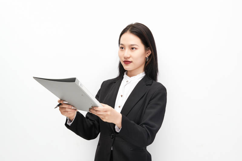 身穿西服拿着文件夹的美丽商务女士图片