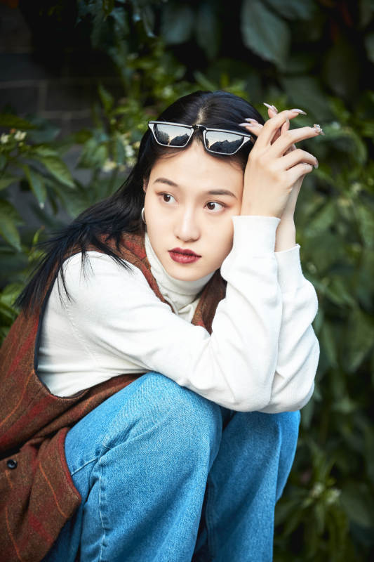 老旧城区里穿着复古港风的美丽清纯少女图片