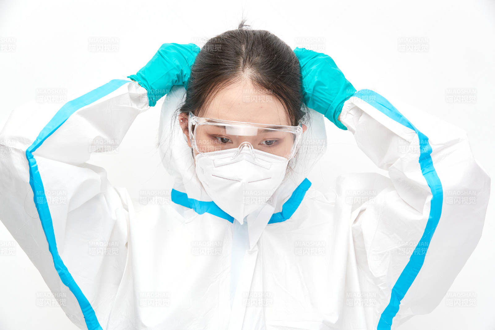 穿白色防护服佩戴护目镜口罩的女性医疗人员图片