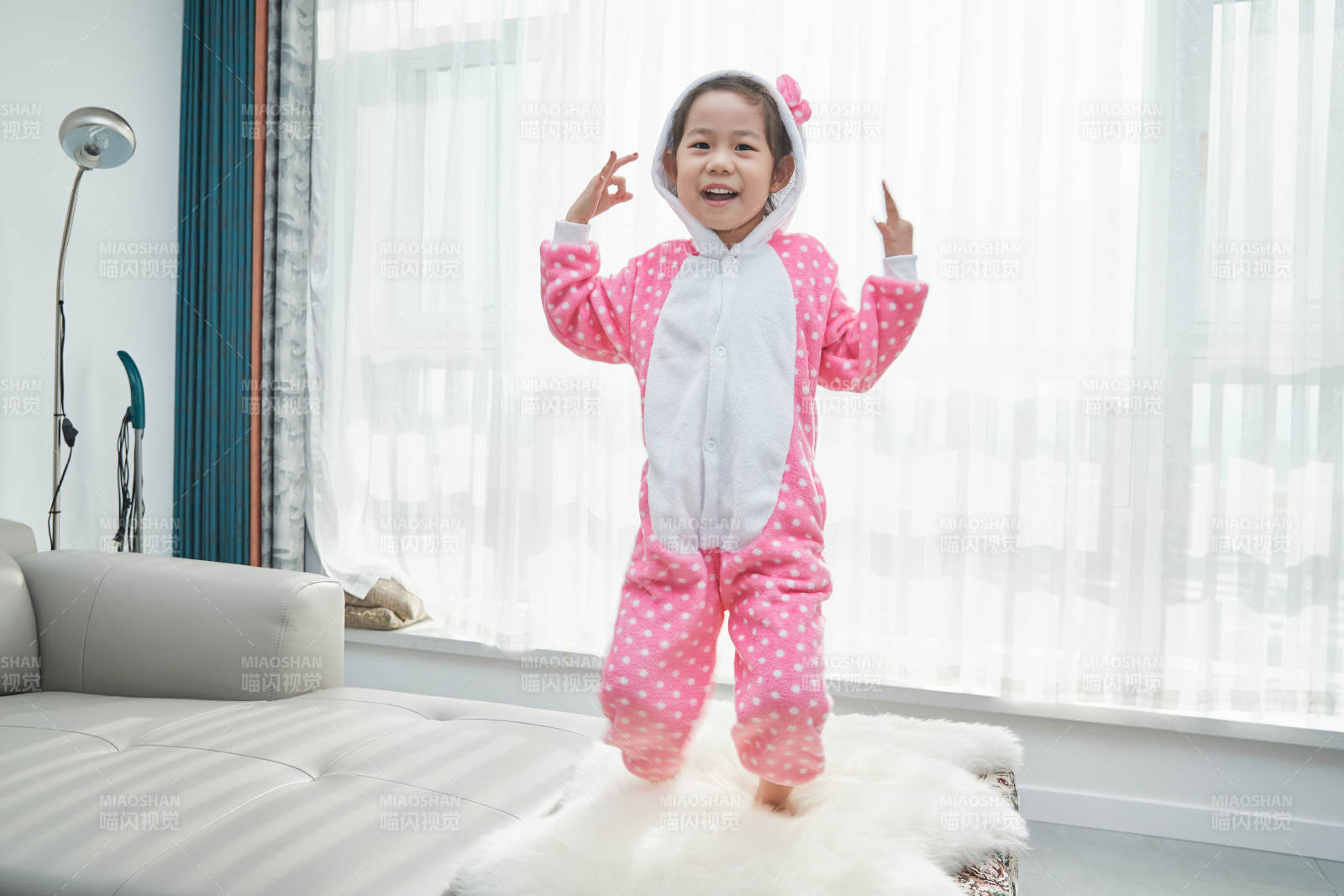 在家玩耍的亚洲小女孩图片