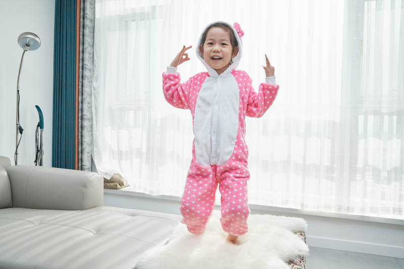 在家玩耍的亚洲小女孩图片