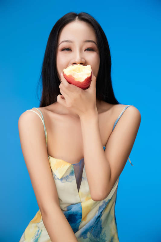 吃水果的亚洲东方长发少女图片