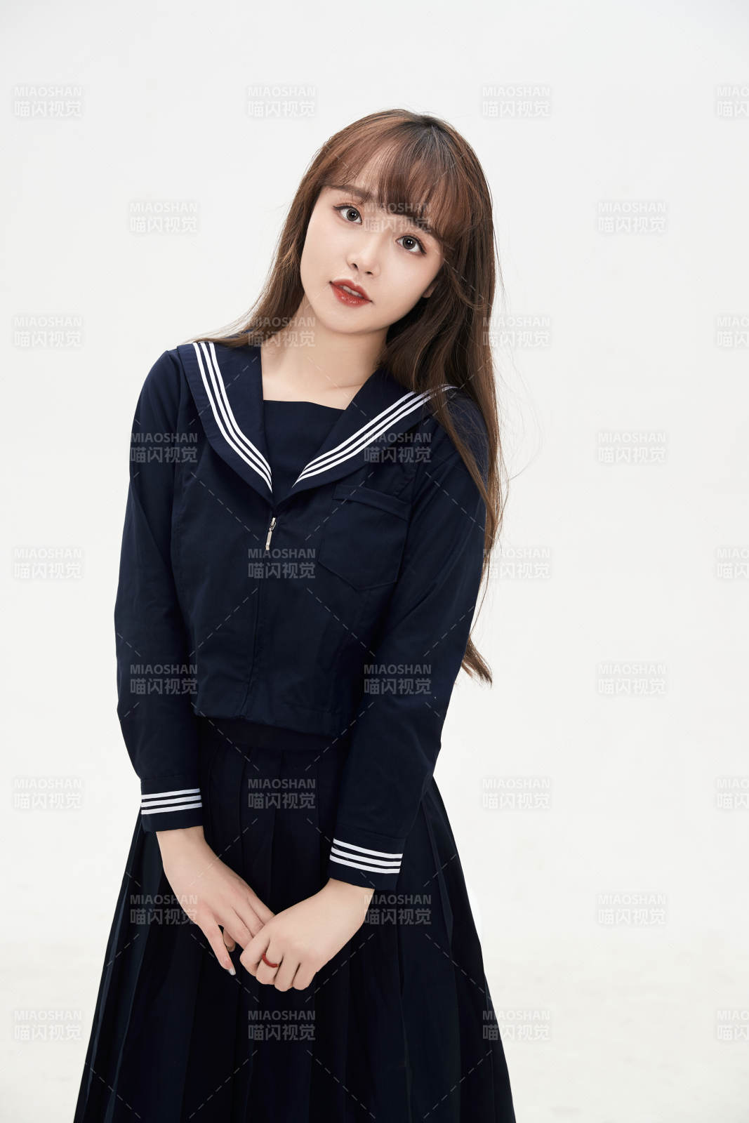 身穿日系高中制服的美丽少女图片