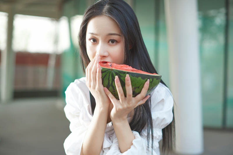 初夏户外公园吃西瓜的可爱少女图片