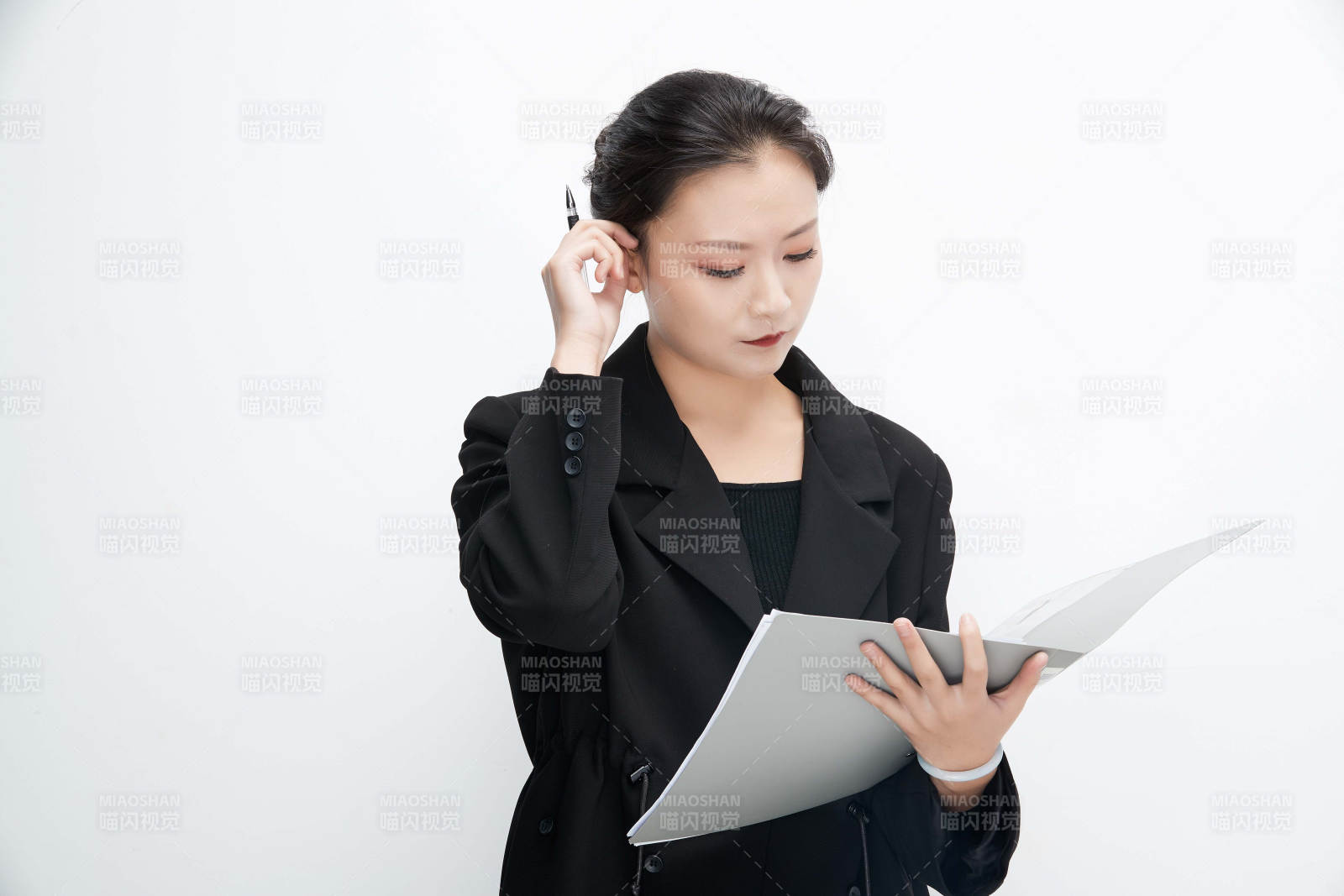 白色背景下拿着文件夹的美丽商务女士图片