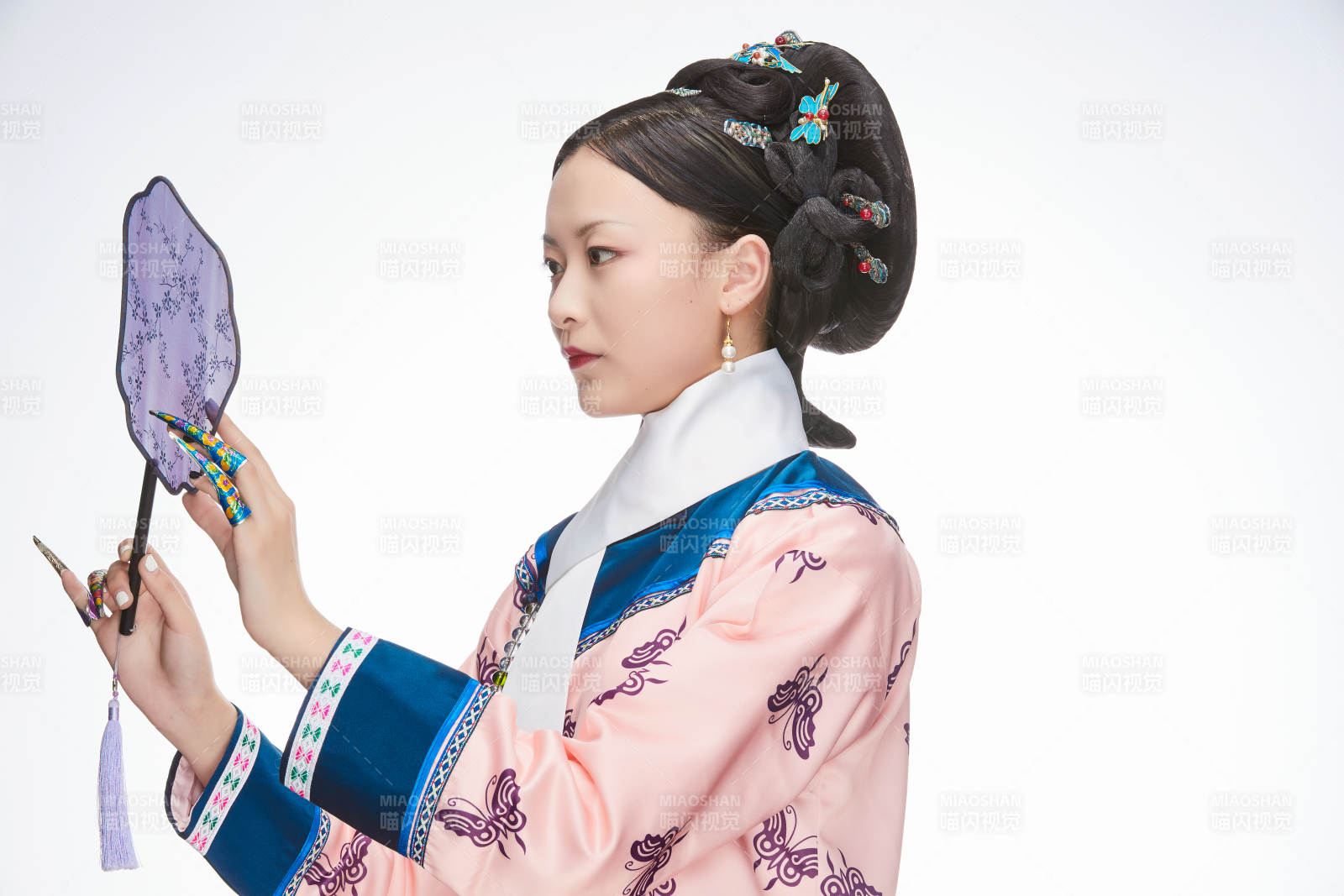 白色背景下的清代女性古装造型清朝古装图片