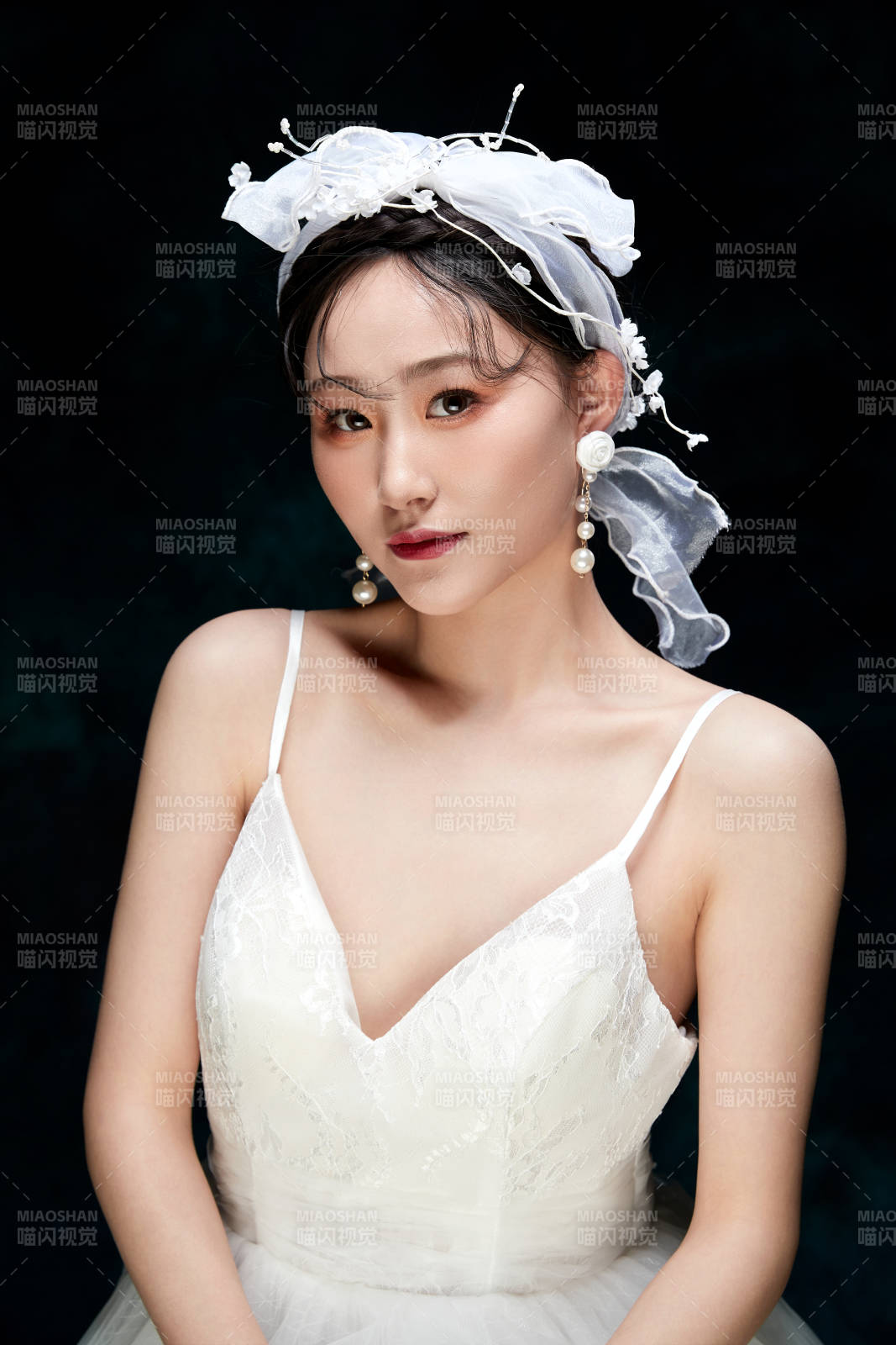 黑色背景下的女性复古婚纱妆面图片