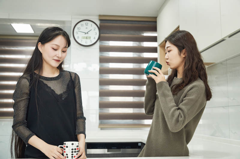 在餐厅喝咖啡闲聊的亚洲闺蜜图片