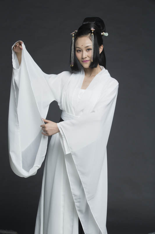 身穿古装的汉服女性人像汉服影棚拍摄图片